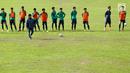 Timnas Indonesia U-19 jalani sesi latihan di Stadion Padonmar, Yangon, Jumat (9/9). Dalam sesi latihan, skuad Garuda Nusantara digenjot untuk transisi pemain dan melepas tembakan jarak jauh. (Liputan6.com/Yoppy Renato)