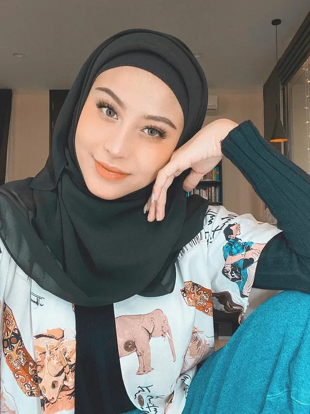 Potret Awkarin kenakan hijab