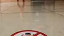 Petugas dari Kelurahan Keagungan menyemprotkan cairan disinfektan di dalam Masjid Jami Baitussalam, Jakarta Barat, Jumat (8/1/2020). Penyemprotan disinfektan di setiap sudut masjid yang sering digunakan oleh jemaah tersebut untuk mencegah penyebaran virus Corona COVID-19. (Liputan6.com/Johan Tallo)