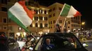 Suporter merayakan kemenangan Italia atas Inggris pada pertandingan final Euro 2020 di Roma, Italia, Senin (12/7/2021). Italia menjuarai Euro 2020 usai mengalahkan Inggris lewat drama adu penalti pada pertandingan final. (AP Photo/Gregorio Borgia)