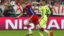 Gelandang Bayern Muenchen, Bastian Schweinsteiger (kiri) berusaha melewati bek Barcelona Jordi Alba saat leg kedua semifinal Liga Champions di Allianz Arena, Jerman, Rabu (13/5/2015). Bayern Muenchen menang 3-2 atas Barcelona. (Reuters/Albert Gea)