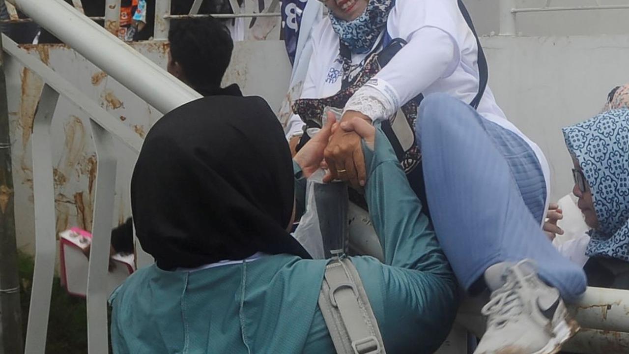 FOTO: Perjuangan Massa Pendukung Anies-Muhaimin Bersusah Payah Masuk ke Dalam JIS, Emak-Emak Sampai Nekat Panjat Pagar