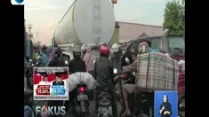 Kemacetan kian diperparah dengan banyaknya pedagang, becak, dan angkutan umum yang parkir di bahu jalan.
