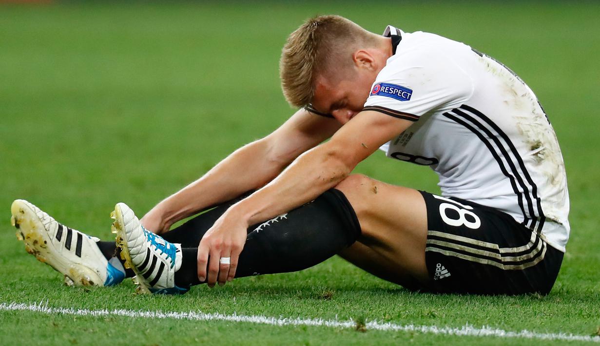 Toni Kroos terlihat sedih usai Jerman dikalahkan 2-0 oleh Prancis saat Semi Final Piala Eropa 2016 di Stade Velodrome, Marseille, Jumat (8/7). (REUTERS / Kai Pfaffenbach)