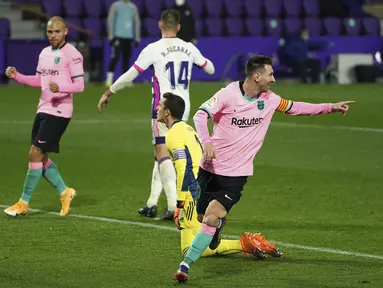 Megabitang Barcelona, Lionel Messi berselebrasi setelah mencetak gol ke gawang Valladolid pada laga pekan ke-15 Liga Spanyol di Stadion Jose Zorrilla, Selasa (22/12/2020). Messi resmi melewati rekor Pele saat membantu Barcelona menggulung Valladolid 3-0 dalam laga tersebut. (Cesar Manso/Pool via AP)