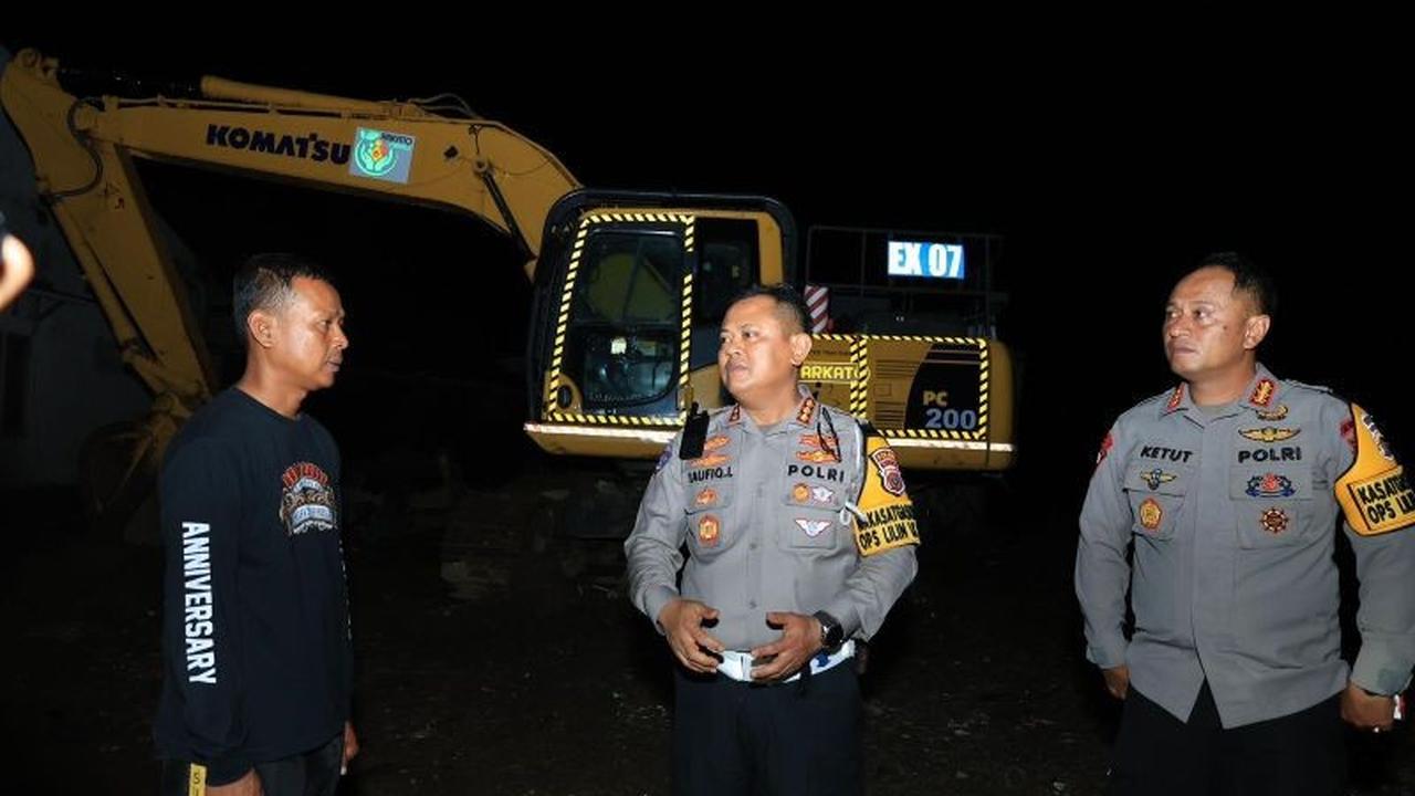 Polda Riau Turunkan Alat Berat, Percepat Pembersihan Material Banjir Bandang di Agam