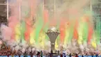 Para penari tampil dalam upacara pembukaan turnamen sepak bola Piala Afrika (CAN) 2021 di Stade d'Olembé di Yaounde (9/1/2022). Piala Afrika 2021 seharusnya digelar Januari 2021 tapi kemudian diundur karena pandemi. (AFP/Kenzo Tribouillard)