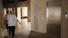 Dua orang pria menunjukan lift khusus yang akan digunakan Raja Arab Saudi ketujuh Salman bin Abdul Aziz al-Saud di Masjid Istiqlal, Jakarta, Minggu (26/2). (Liputan6.com/Immanuel Antonius)