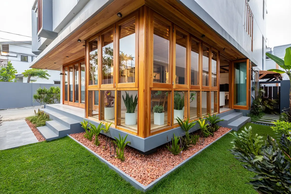 Desain Rumah Mungil Tapi Bisa Punya Mini Greenhouse di Samping