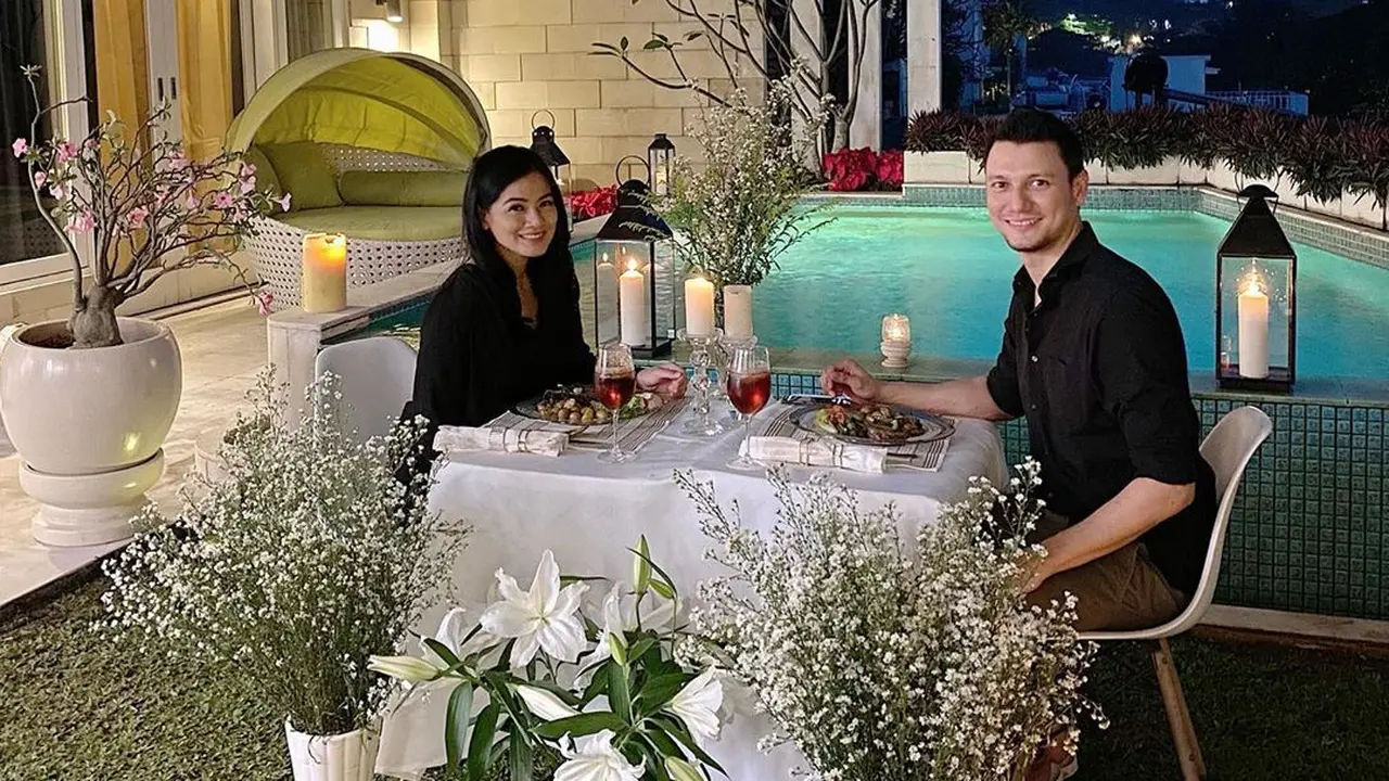 Dekor Sendiri Ini 6 Potret Titi Kamal dan Christian Sugiono Makan Malam Romantis