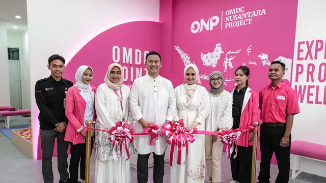Dokter Gigi Oktri Manessa dan Toto Syarief meresmikan OMDC Point.