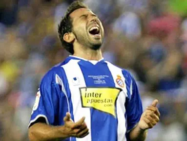 Reaksi kekecewaan dari striker Espanyol, Raul Tamudo, dalam laga persahabatan kontra Liverpool di stadion baru milik Espanyol, Cornella-El Prat pada 2 Agustus 2009. AFP PHOTO/JOSEP LAGO