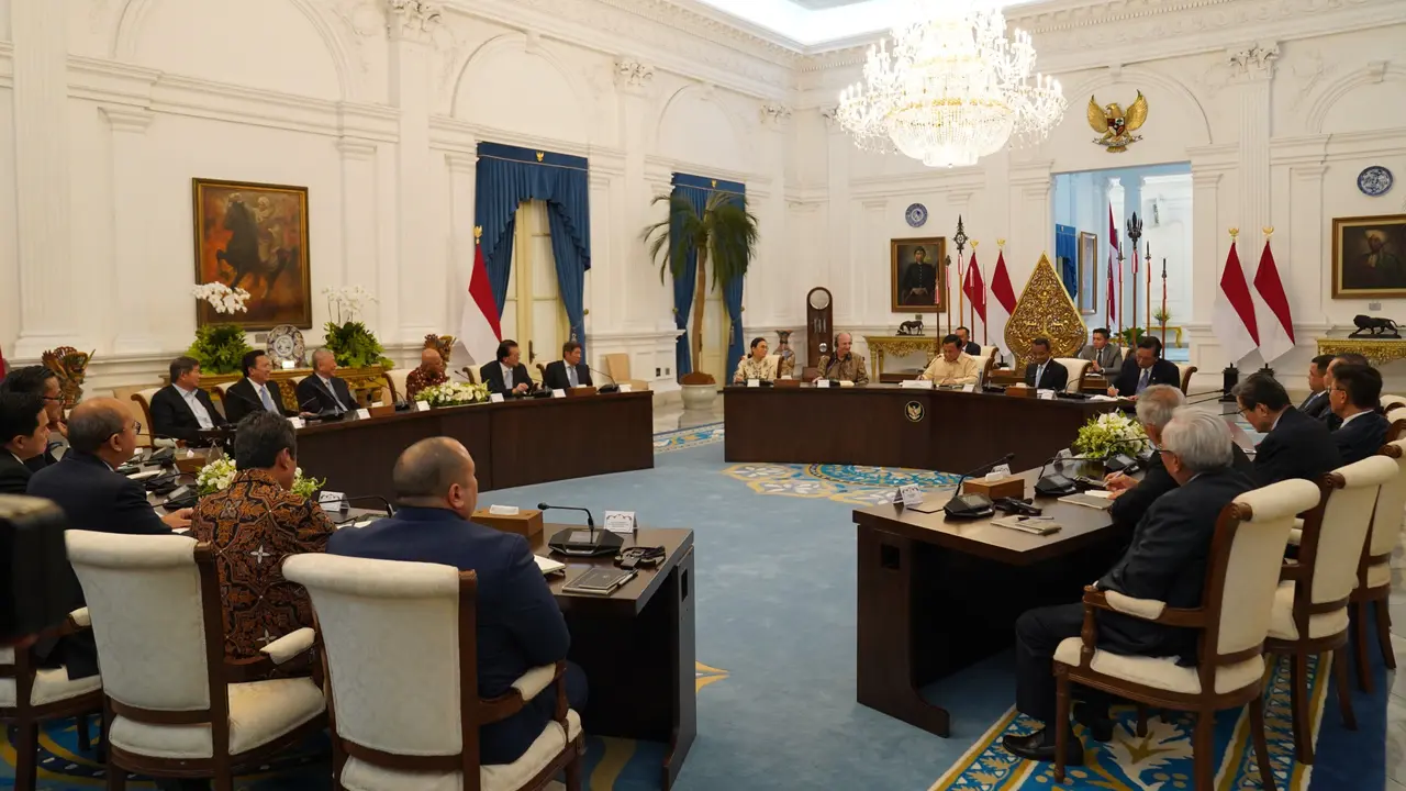 Presiden Prabowo Subianto menggelar pertemuan dengan sejumlah pengusaha ternama Tanah Air di Istana Kepresidenan Jakarta, Jumat (7/3/2025). Turut menghadirkan legenda investasi asal Amerika Serikat (AS) Ray Dalio. (Foto: Tim Media Prabowo Subianto)