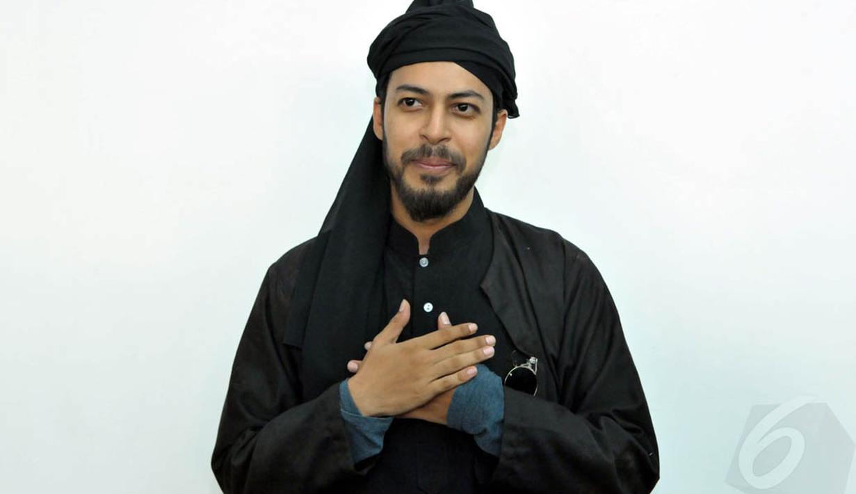 Saat mengenakan pakain gamis Alex Abbad mengalami kesulitan. (Liputan6.com/Panji Diksana)