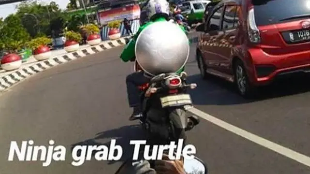 5 Potret Kocak Driver Ojek Online Saat Jadi Pahlawan Super