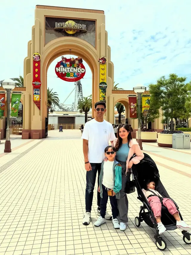 Gaya Sporty Feminin Tasya Kamila Liburan Bareng Dua Toddler di Jepang, Tampil Kece dengan Tas Chanel