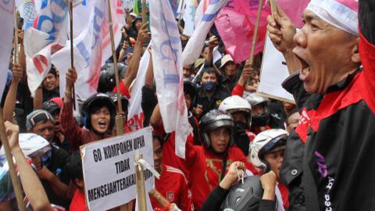 Hari kedua, demo buruh di Surabaya ricuh