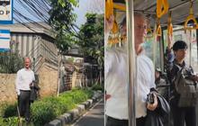 Rela Panas-panasan di Tepi Jalan, Duta Besar Belanda Enjoy Berangkat Kerja Naik Transjakarta