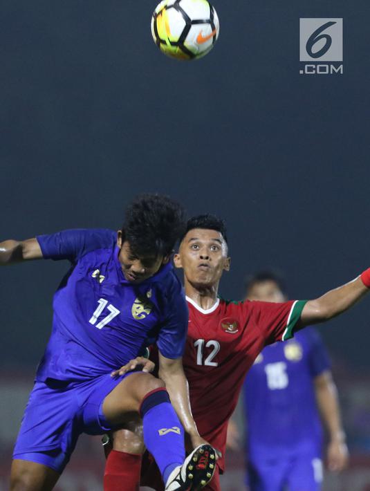 Pemain depan Timnas Indonesia U-23, Lerby Eliandry (kanan) berebut bola dengan pemain Thailand U-23, Jakkit Wachpirom pada laga persahabatan di Stadion PTIK, Jakarta, Kamis (31/5). Indonesia U-23 kalah 1-2. (Liputan6.com/Helmi Fithriansyah)