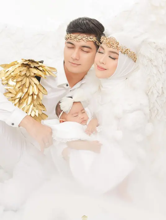 Ria Ricis memakai sayap ala bidadari yang super besar dan Teuku Ryan mengenakan sayap emas pada satu sisinya. [@fdphotography90]