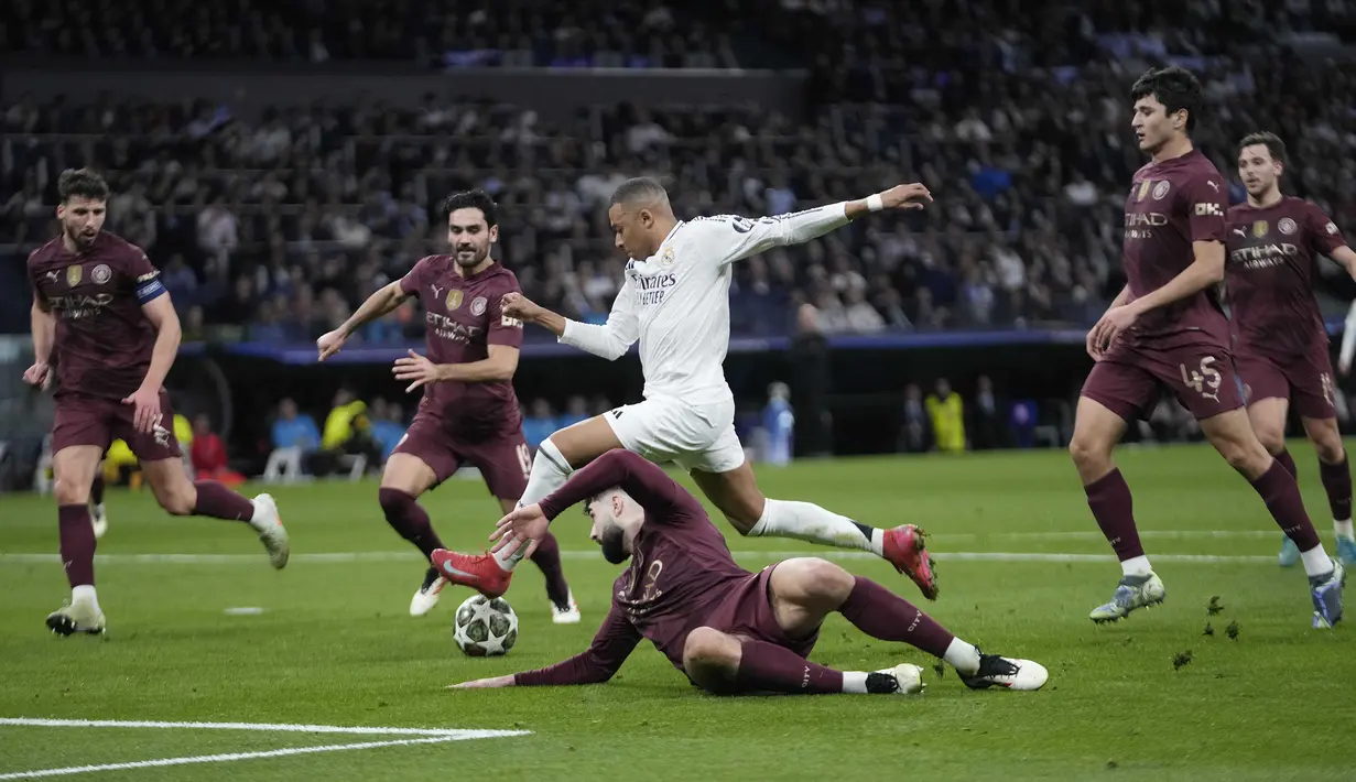 Pemain Real Madrid, Kylian Mbappe mencetak gol ke gawang Manchester City dalam laga leg 2 babak play off Liga Champions 2024/2025 di Santiago Bernabeu, Madrid, Rabu (19/02/2025) waktu setempat. (AP Photo/Manu Fernandez)