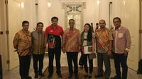 Panitia Penyelenggara Piala Presiden 2018 menemui Gubernur DKI Jakarta, Anies Baswedan, jelang final Piala Presiden 2018 di Stadion Utama Gelora Bung Karno, Senayan, Jakarta, Kamis (15/2/2018). (Dok. Media Piala Presiden)