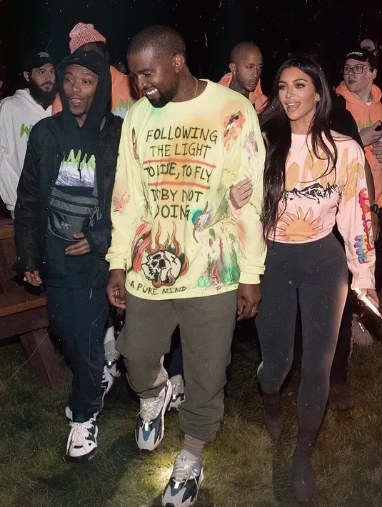 "Kim merasa Kanye sangat sweet karena menjadi rapuh dan menangis akibat merasa senang atas tercapainya cita-cita Virgil," ujar sumber itu. (instagram/kimkardashian)