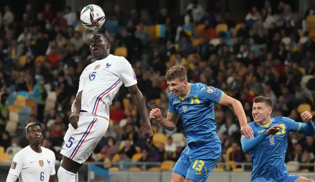 Bek timnas Prancis, Kurt Zouma menyundul bola saat laga Kualifikasi Piala Dunia 2022 zona Eropa melawan timnas Ukraina di NSK Olimpiyskiy, Minggu (5/9/2021) dinihari WIB. Prancis bermain imbang 1-1 dengan tuan rumah, Ukraina. (AP Photo/Efrem Lukatsky)