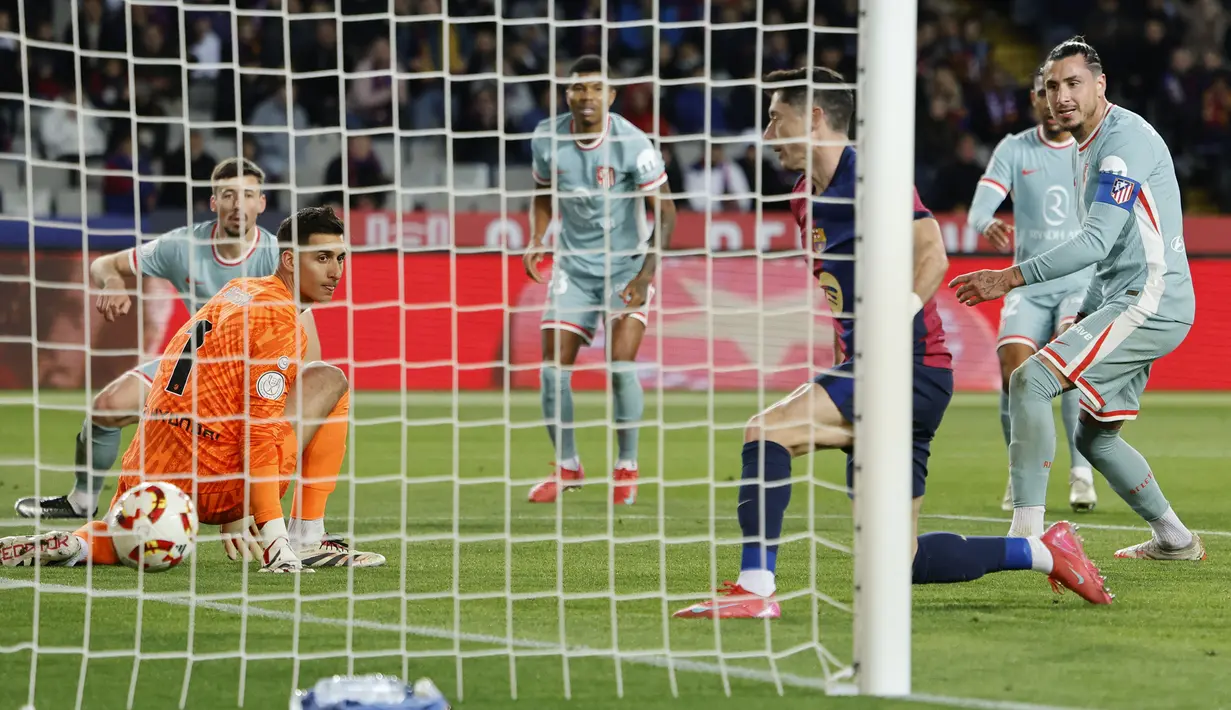 Pemain Barcelona, Robert Lewandowski mencetak gol ke gawang Atletico Madrid dalam laga leg 1 semifinal Copa del Rey 2024/2025 di Estadi Olimpic Lluis Companys, Barcelona, Rabu (26/02/2025) dini hari WIB. (AP Photo/Joan Monfort)