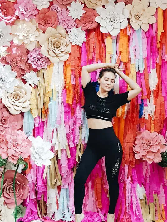 Tempat fitness pertama miliknya, kini sudah memasuki tahun kedua. Dimana tempat fitness tersebut sering dipunuhi oleh anggota yang ingin latihan bersama. (Liputan6.com/IG/@chantaldellaconcetta_)