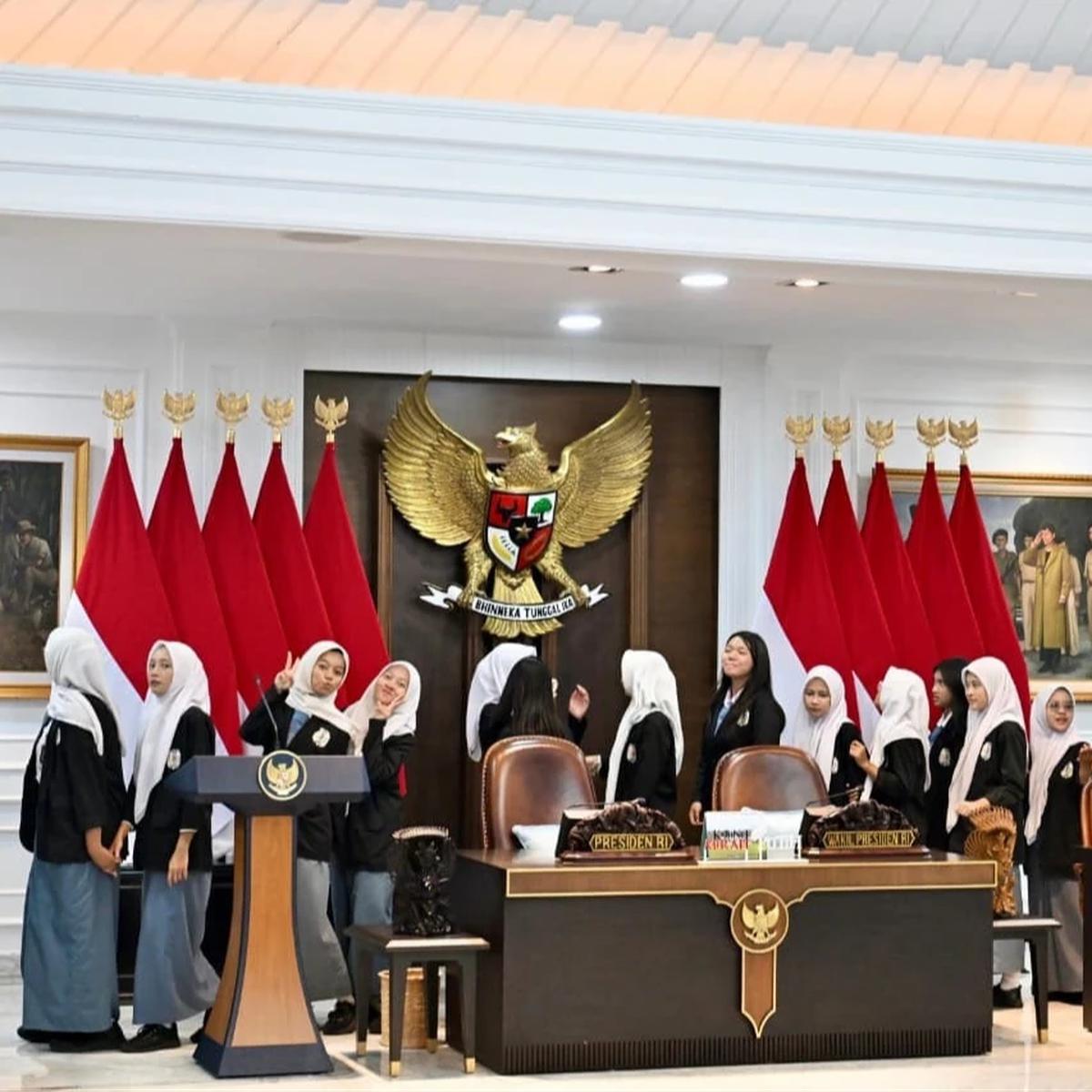 Anak Sekolah Kunjungi Istana