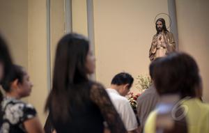 Sejumlah umat Kristiani melakukan ibadah misa kenaikan Yesus Kristus atau Kenaikan Isa Almasih di Gereja Katedral, Jakarta, Kamis (14/5/2015). (Liputan6.com/Faizal Fanani)