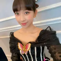 Ia terlihat semakin bercahaya dengan pulasan makeup yang flawless. Sementara rambutnya ditata bun berponi. (Instagram/@dita.karang_new).