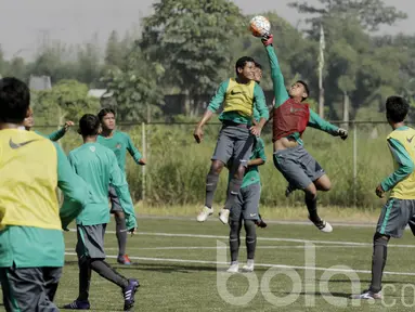 Kiper seleksi Timnas Indonesia U-16, Dimas Maulana, berusaha menghalau bola saat latihan di POR Pelita Jaya, Sawangan, Rabu (29/03/2017). Dalam seleksi ini akan terpilih 25 pemain dari 55 pemain yang mengikuti seleksi. (Bola.com/M Iqbal Ichsan)