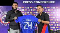 Diego Michiels resmi diperkenalkan sebagai pemain baru Arema FC di villa milik Presiden Arema FC, Gilang Widya Pramana. (Bola.com/Iwan Setiawan)