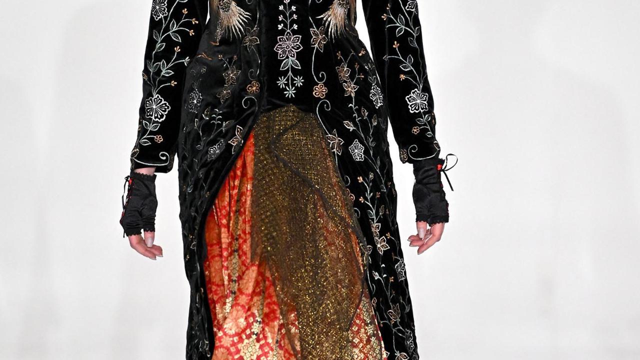 Sementara, Jeny Tjahyawati menampilkan looks Ratoeh Jaroe yang memadukan kain songket Melayu Aceh dan budaya Islam.