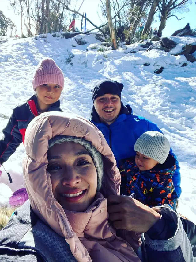 Seru Main Salju, Ini 7 Potret Liburan Happy Salma Kunjungi Nenek di Australia