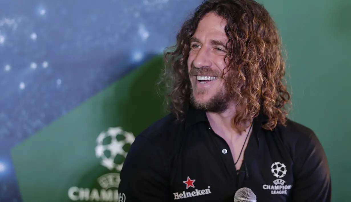 Legenda Barcelona, Carles Puyol, menjawab pertanyaan saat jumpa fans di Jakarta, Senin (11/3). Jumpa fans ini dalam rangka UEFA Champions League Trophy Tour di Indonesia. (Bola.com/Vitalis Yogi Trisna)