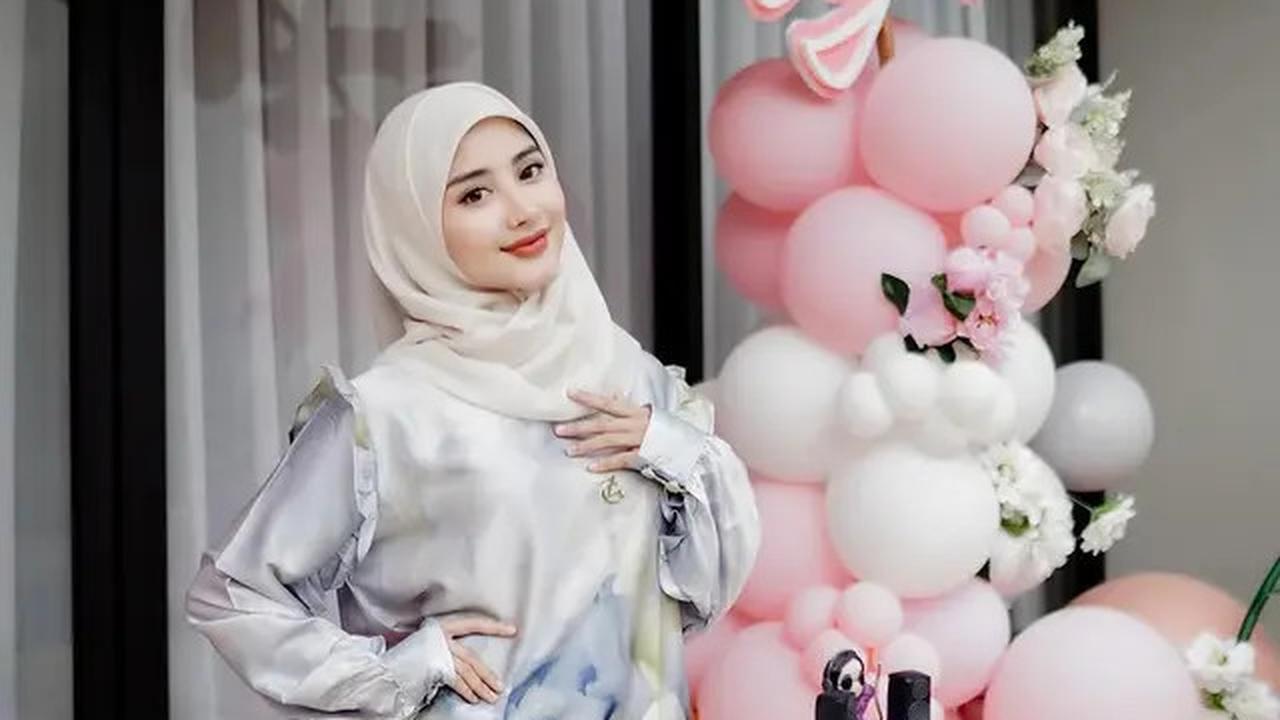 7 Potret Ulang Tahun Ghea Youbi, Kompak Berhijab dan Pakai Baju Kembar