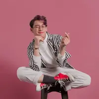 Ardhito Pratomo dikenal dengan suara merdunya. Ia memiliki penampilan khas yang kerap bergaya kasual di segala kesempatan. (Foto: Instagram/ Ardhito Pramono)