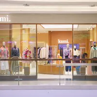 Brand modest fashion Indonesia, KAMI. resmi membuka kembali gerainya di Pondok Indah Mall dengan wajah baru yang terasa lebih hangat, modern, dan nyaman untuk dieksplorasi. Reopening ini menjadi langkah baru bagi gerai KAMI PIM yang telah hadir selama lima tahun sebagai destinasi para pencinta modest wear. [Dok/KAMI.].
