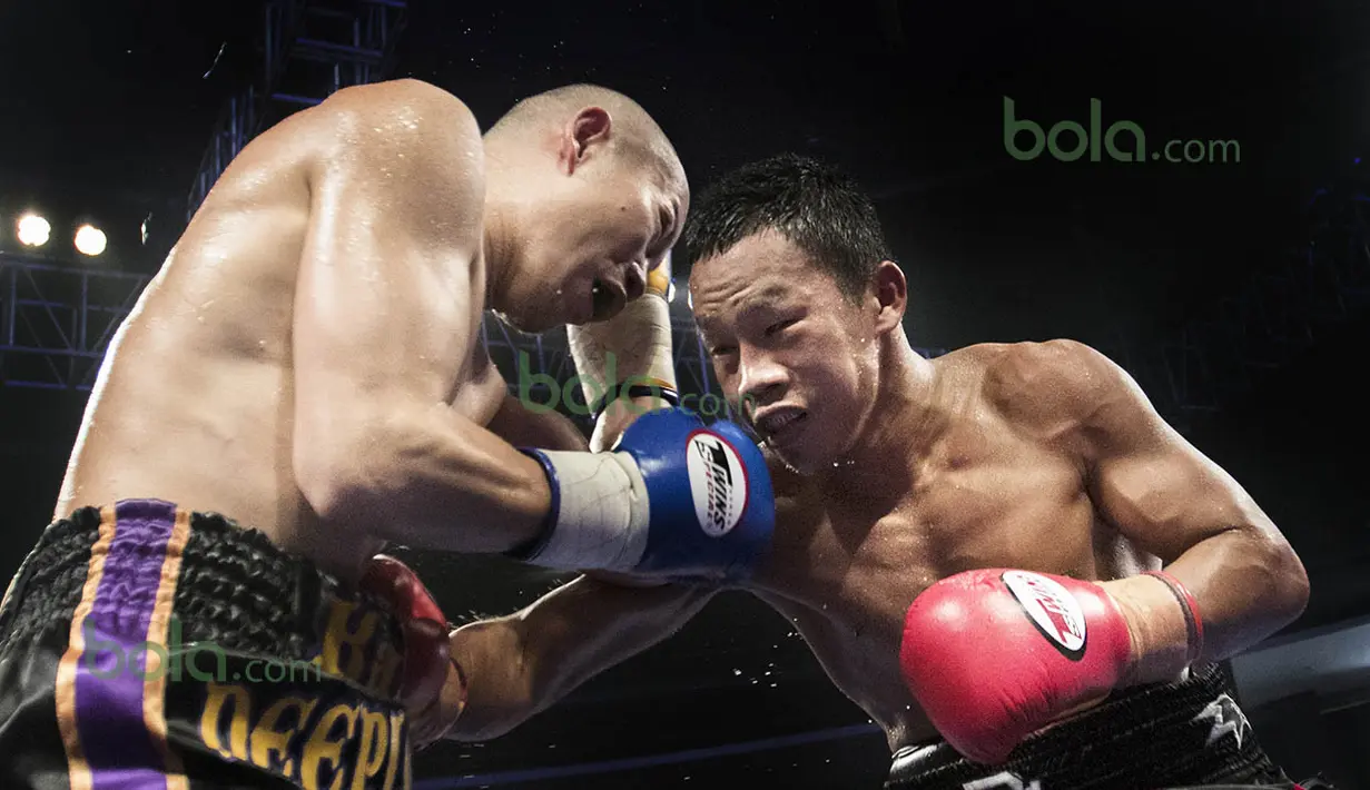 Daud Yordan terus menyerang Yoshitaka Kato dengan melontarkan pukulan-pukulan kerasnya. (Bola.com/Vitalis Yogi Trisna)
