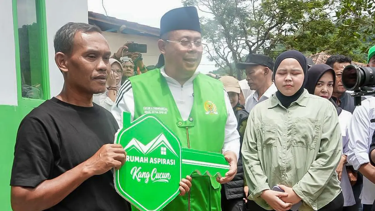 Wakil Ketua DPR sekaligus Wakil Ketua Umum DPP PKB, Cucun Ahmad Syamsurijal, meresmikan relokasi delapan unit rumah bagi warga korban bencana longsor Arjasari (Istimewa)