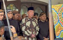 VIDEO: Berdiri di Depan, Jokowi Ikut Lepas Jenazah Raja Solo Pakubuwono XIII ke Makam Imogiri