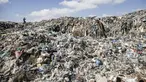 Para pengumpul sampah Palestina memilah-milah sampah di tempat pembuangan sampah di Kota Gaza (29/7/2019). Kemiskinan yang terjadi akibat blokade Israel dan kurangnya kesempatan kerja membuat beberapa warga Palestina memilih bekerja mencari sampah untuk dijual. (AFP Photo/Mohammed)