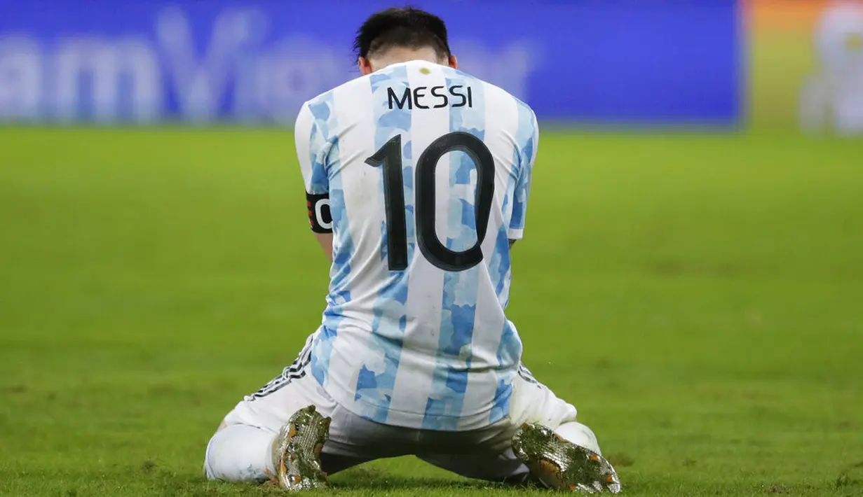 Penyerang Argentina, Lionel Messi berlutut di akhir pertandingan final Copa America di stadion Maracana di Rio de Janeiro, Brasil, Minggu (11/7/2021). Argentina mengalahkan Brasil 1-0. (AP Photo/Bruna Prado)