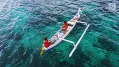 Albin dan Kevin berlayar menggunakan perahu dengan membawa barang dagangan ke Pink Beach, Taman Nasional Komodo, Sabtu, (9/10). Mereka berlayar dari Pulau Komodo menggunakan perahu kecil berbahan bakar solar. (Liputan6.com/Fery Pradolo)