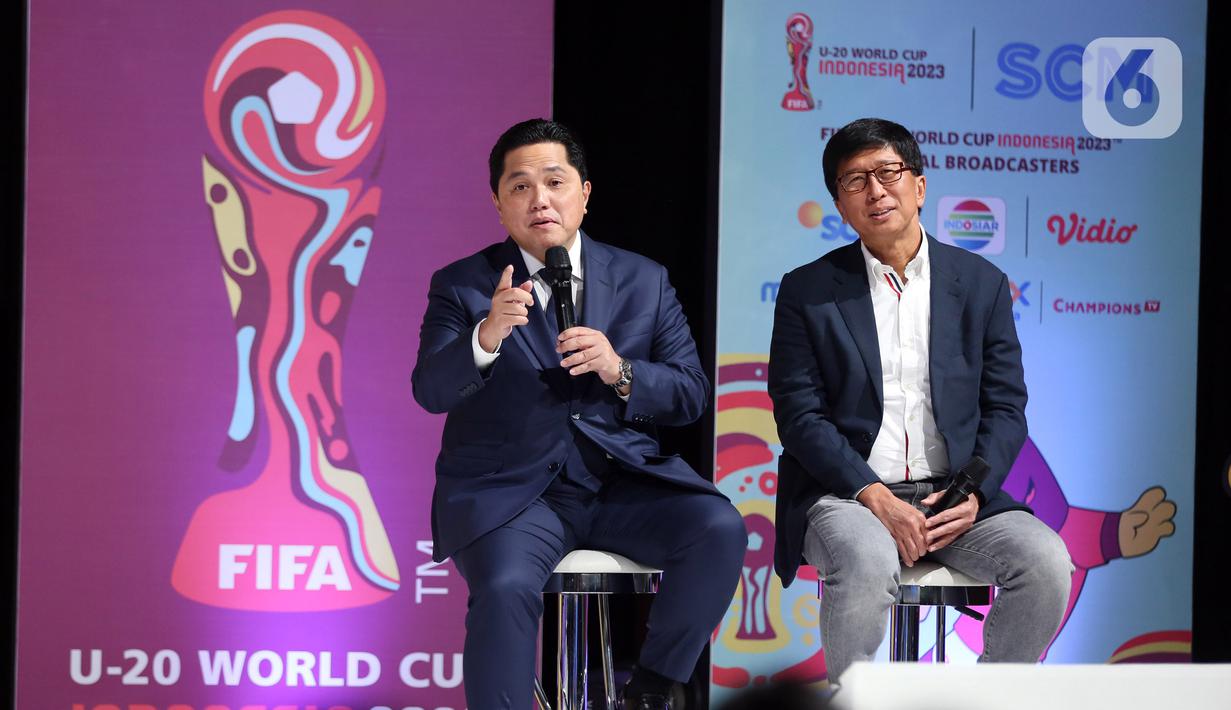 Ketua PSSI sekaligus Menteri BUMN Erick Tohir bersama Direktur SCM Sutanto Hartono dalam jumpa pers di SCTV Tower saat menggelar Jumpa Pers di SCTV Tower, Jakarta, Selasa (28/2/2023). Jumpa pers tersebut terkait Perhelatan Piala Dunia U-20 2023 ini akan disiarkan langsung Emtek Group lewat SCM. Pecinta bola di Indonesia bisa menyaksikan seluruh pertandingan melalui SCTV, INDOSIAR, VIDIO, MOJI, Mentari TV, Nex Parabola, dan Champions TV. (Liputan6.com/Johan Tallo)