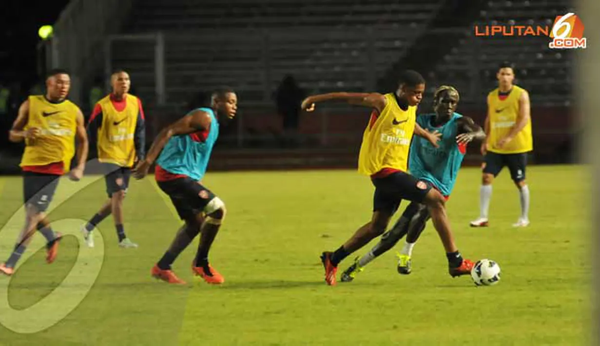 Bacary Sagna (kedua dari kanan) tampil memukau dalam sesi latihan terbuka Arsenal yang digelar jelang melawan Indonesia Dream Team di Stadion GBK Jakarta. (Liputan6.com/Helmi Fithriansyah)