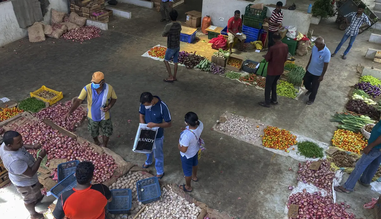 <p>Orang-orang membeli bawang merah dan bawang putih impor di sebuah pasar di Kolombo, Sri Lanka, Minggu (26/6/2022). Perdana Menteri Ranil Wickremesinghe mengungkapkan bahwa ekonomi Sri Lanka telah bangkrut setelah berbulan-bulan berjuang menghadapi kekurangan pasokan makanan, bahan bakar dan listrik. (AP Photo/Eranga Jayawardena)</p>